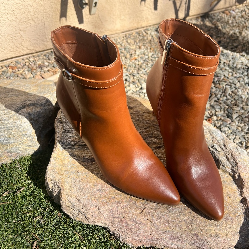 Bandolino Galayn 3 9.5
Brown Heeled Booties with Slim Heel and Short Shaft - Picture 4 of 11
